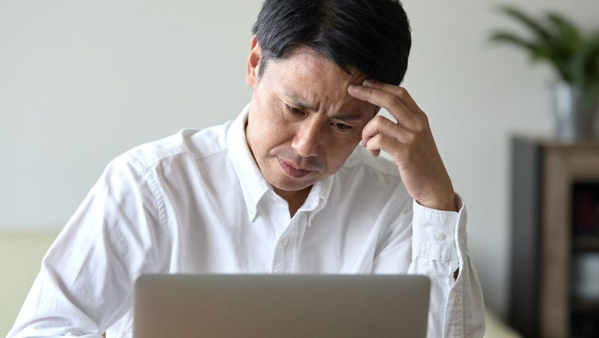 Man concerned at laptop HERO (1336 × 560px) (2)