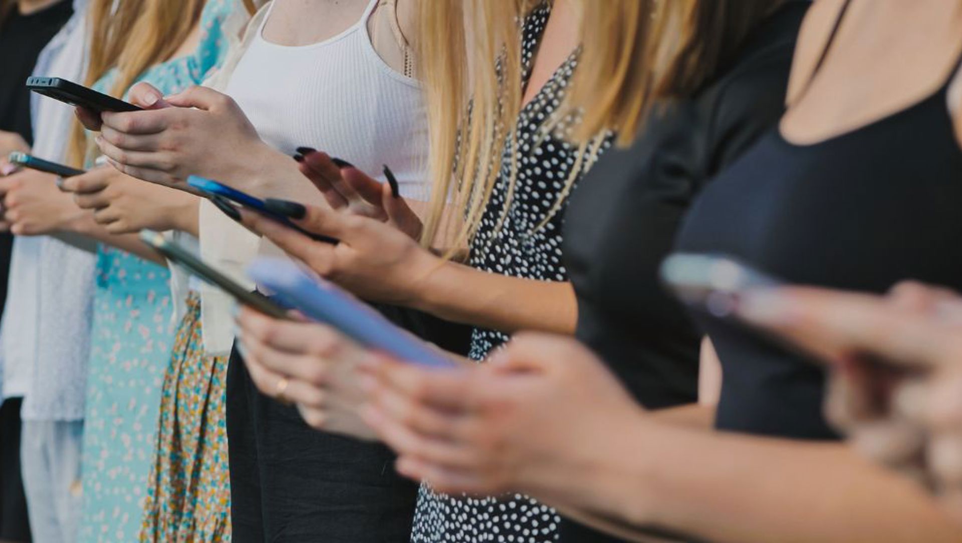 Women on phones HERO (1336 × 560px) (3)