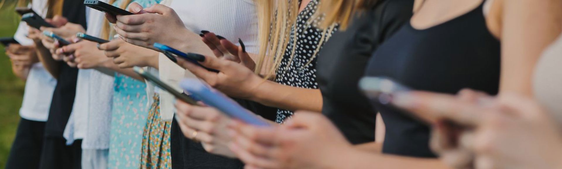 Women on phones HERO (1336 × 560px) (3)