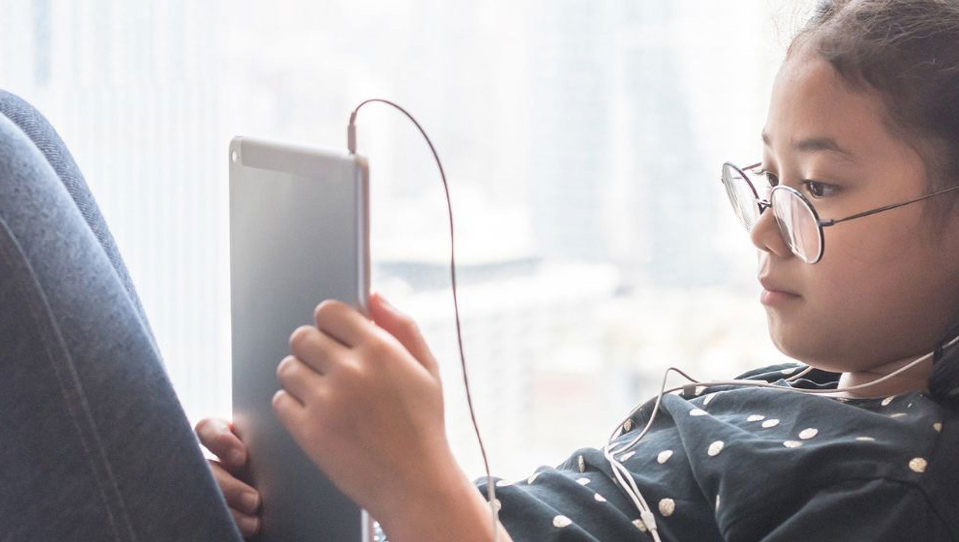 Girl on I-Pad HERO (1336 × 560px)