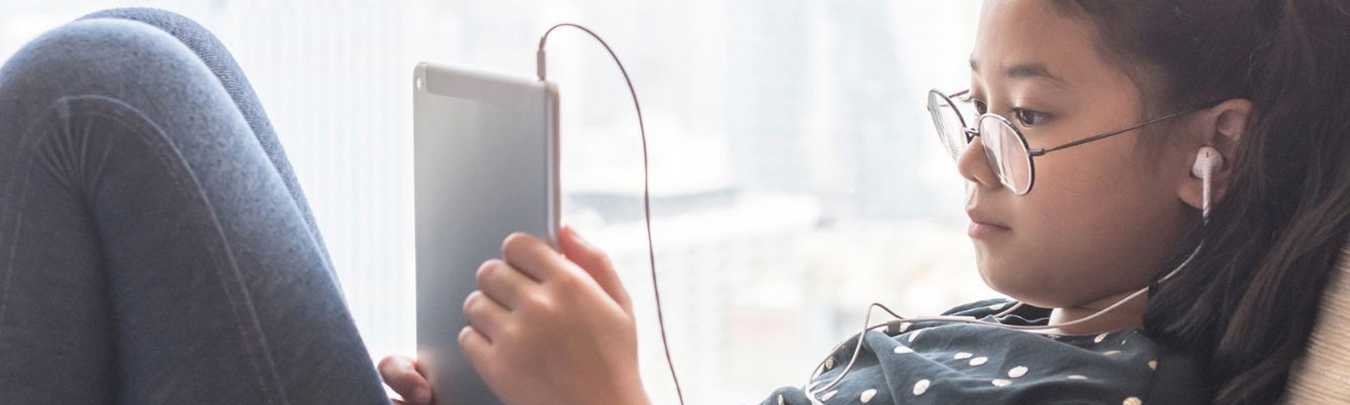 Girl on I-Pad HERO (1336 × 560px)