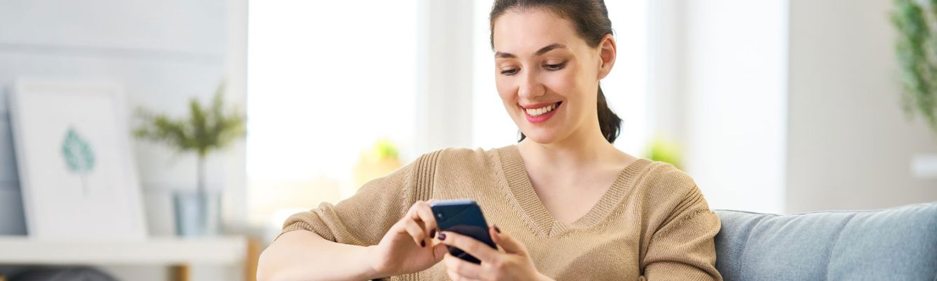 Woman on phone Hero (1336 × 560px) (1)