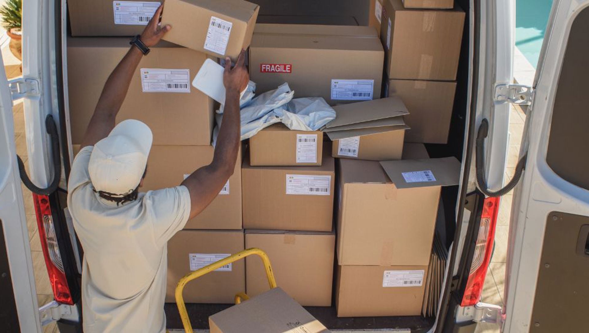 Man putting parcels in van 271026 HERO