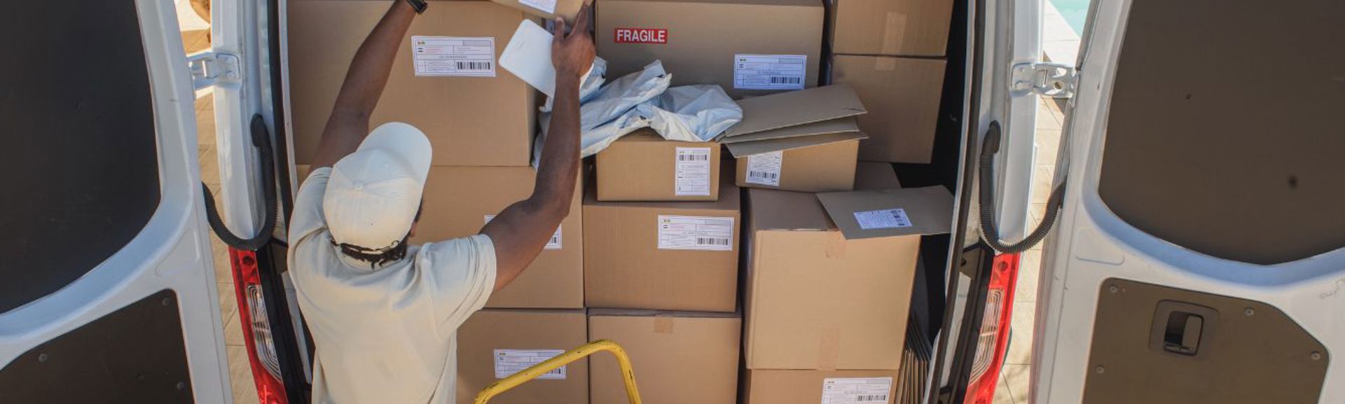 Man putting parcels in van 271026 HERO