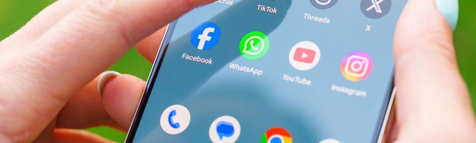 A mobile phone screen with app icons