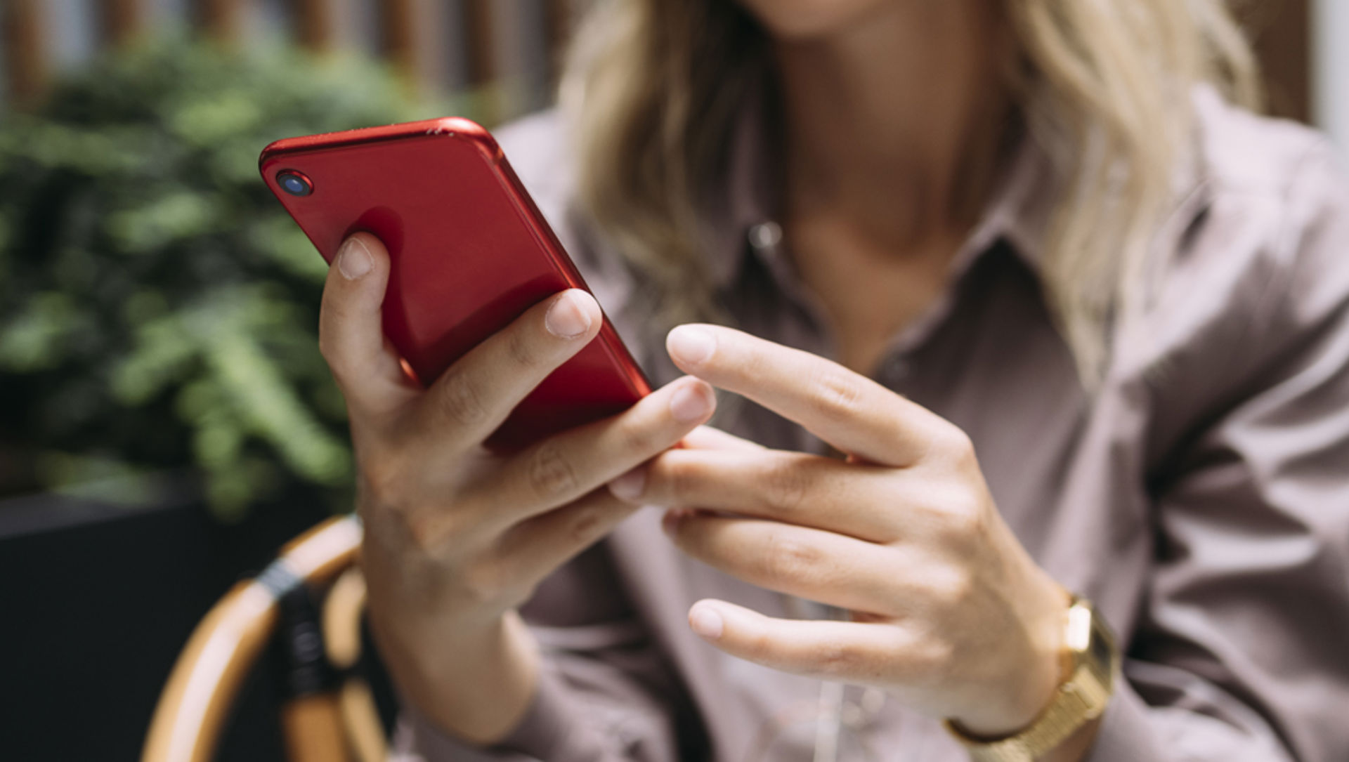 A woman using a mobile phone in a cafe