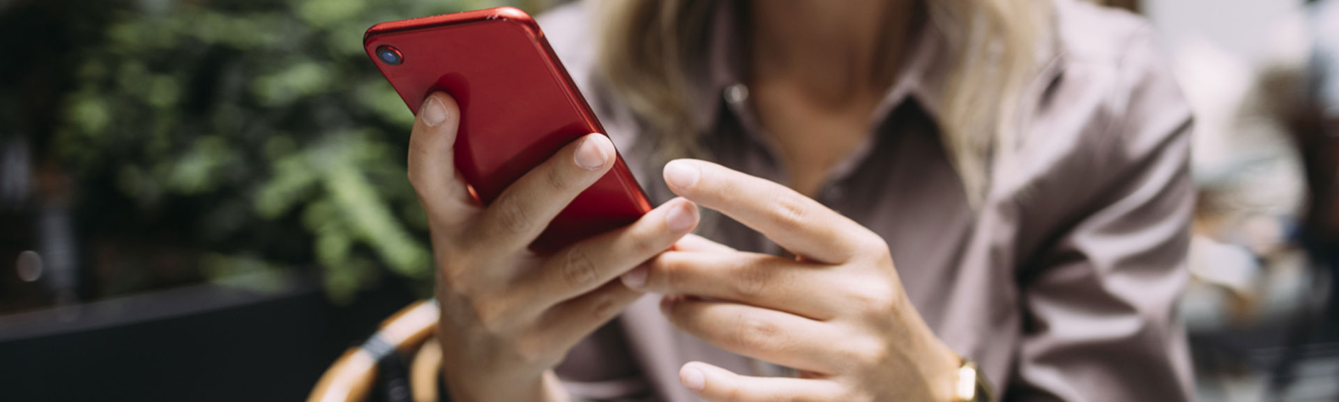 A woman using a mobile phone in a cafe