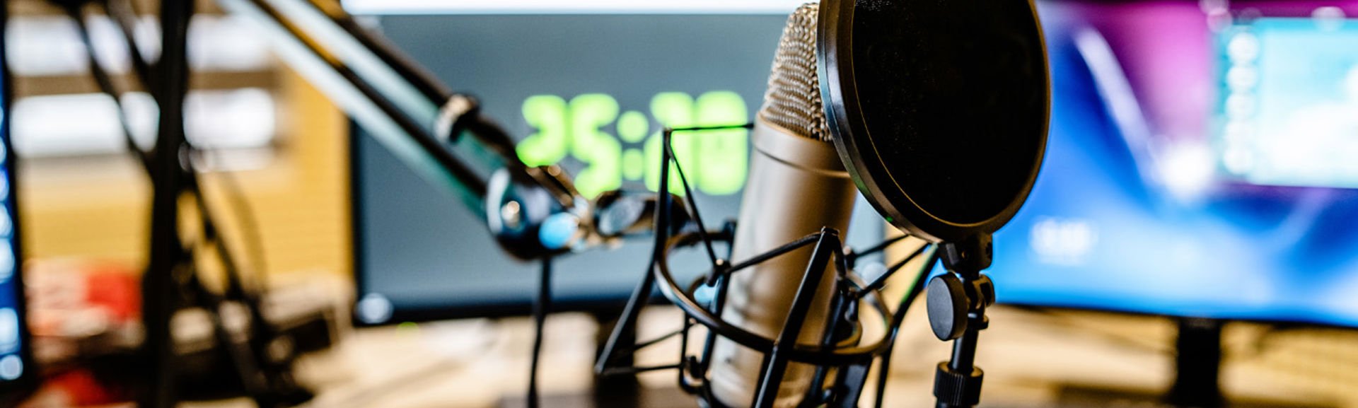 Microphone-on-a-desk-web.jpg