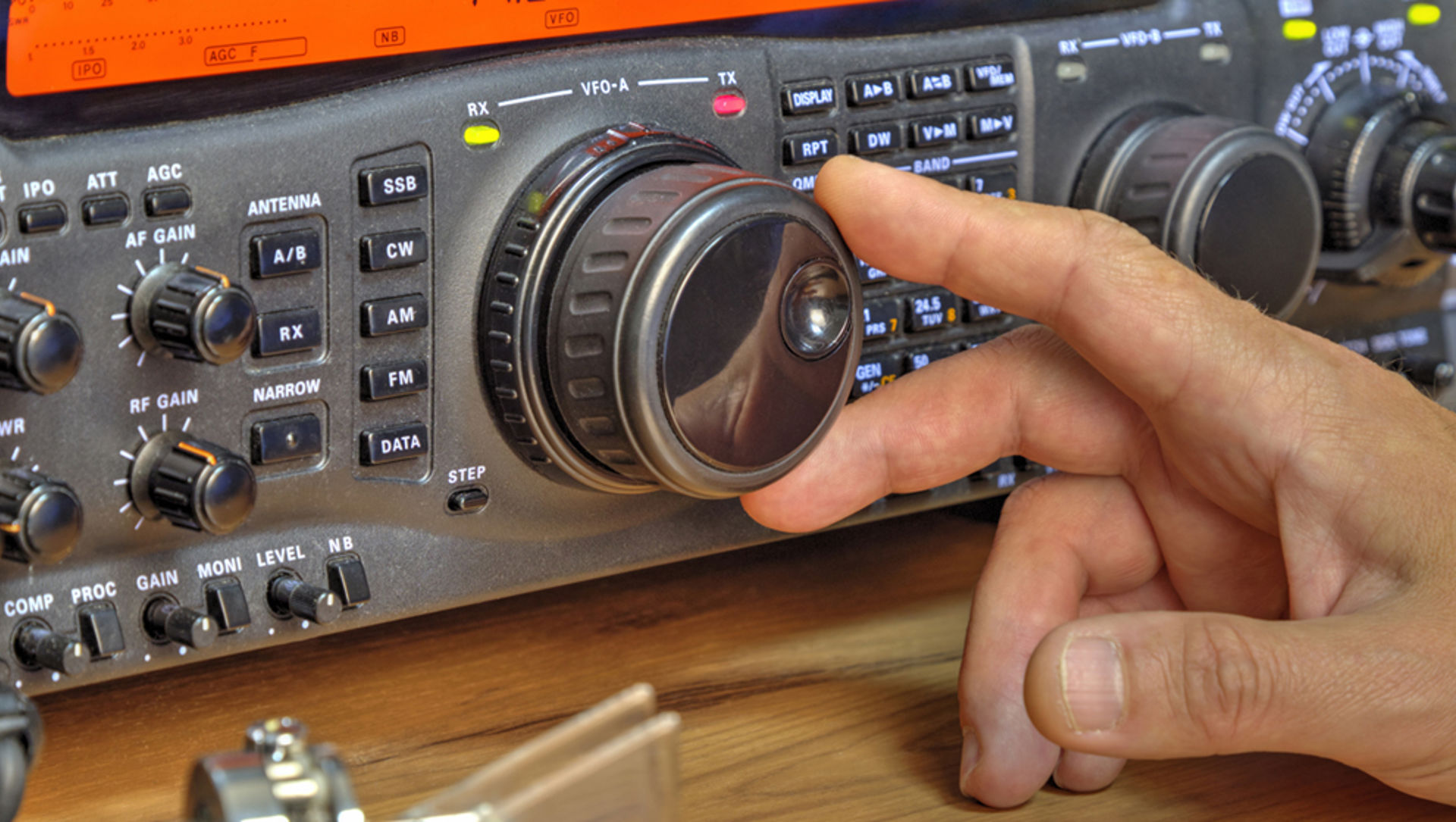 Using a high frequency radio amateur transceiver