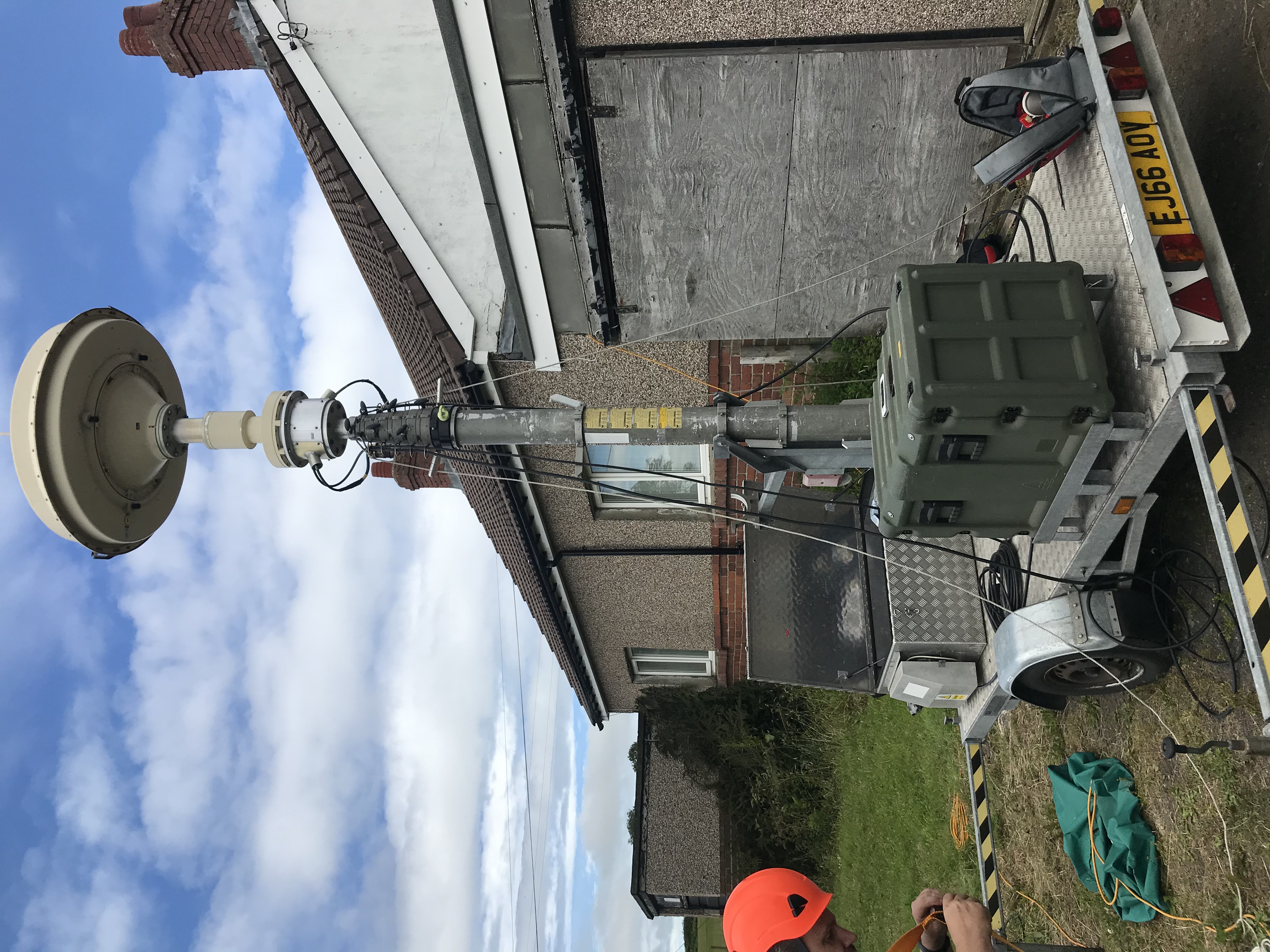 Direction finding apparatus used to track transmission signals.